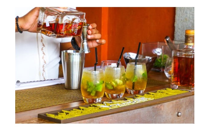 Exploring the Vibrant Cocktail Scene in Central Hong Kong